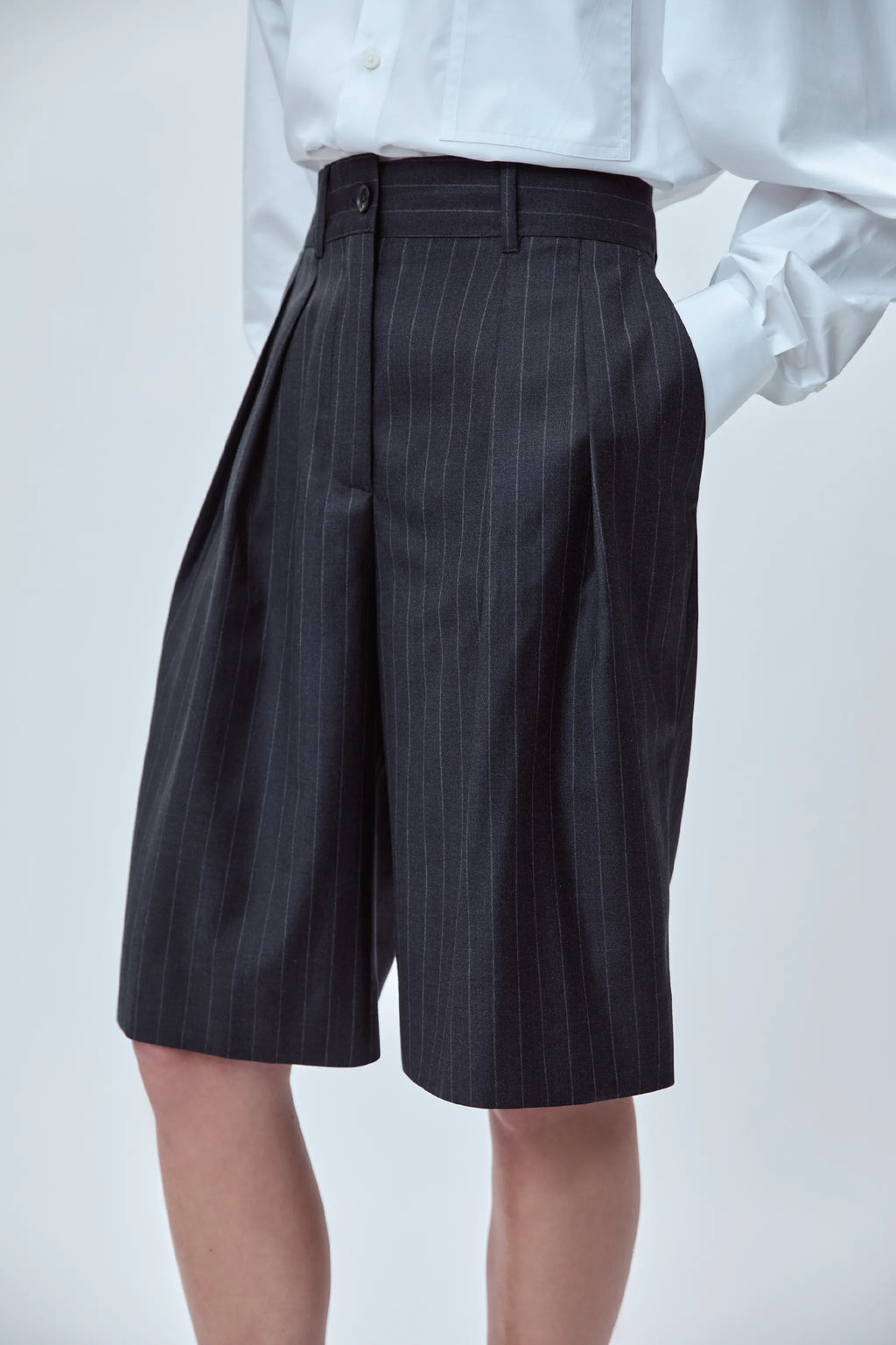 DOUBLE-PLEATED TAILORED SHORT IN VIRGIN WOOL