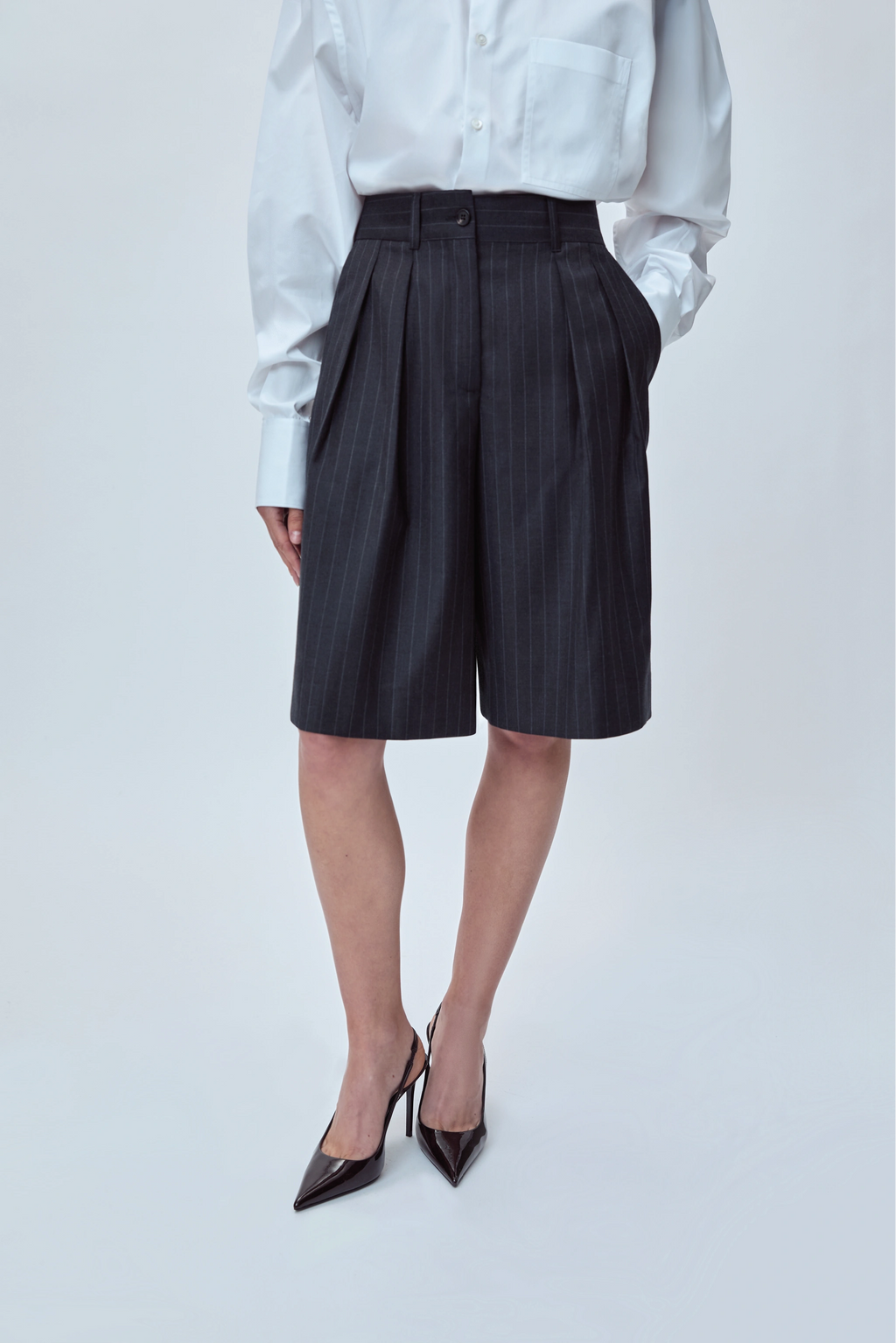 DOUBLE-PLEATED TAILORED SHORT IN VIRGIN WOOL