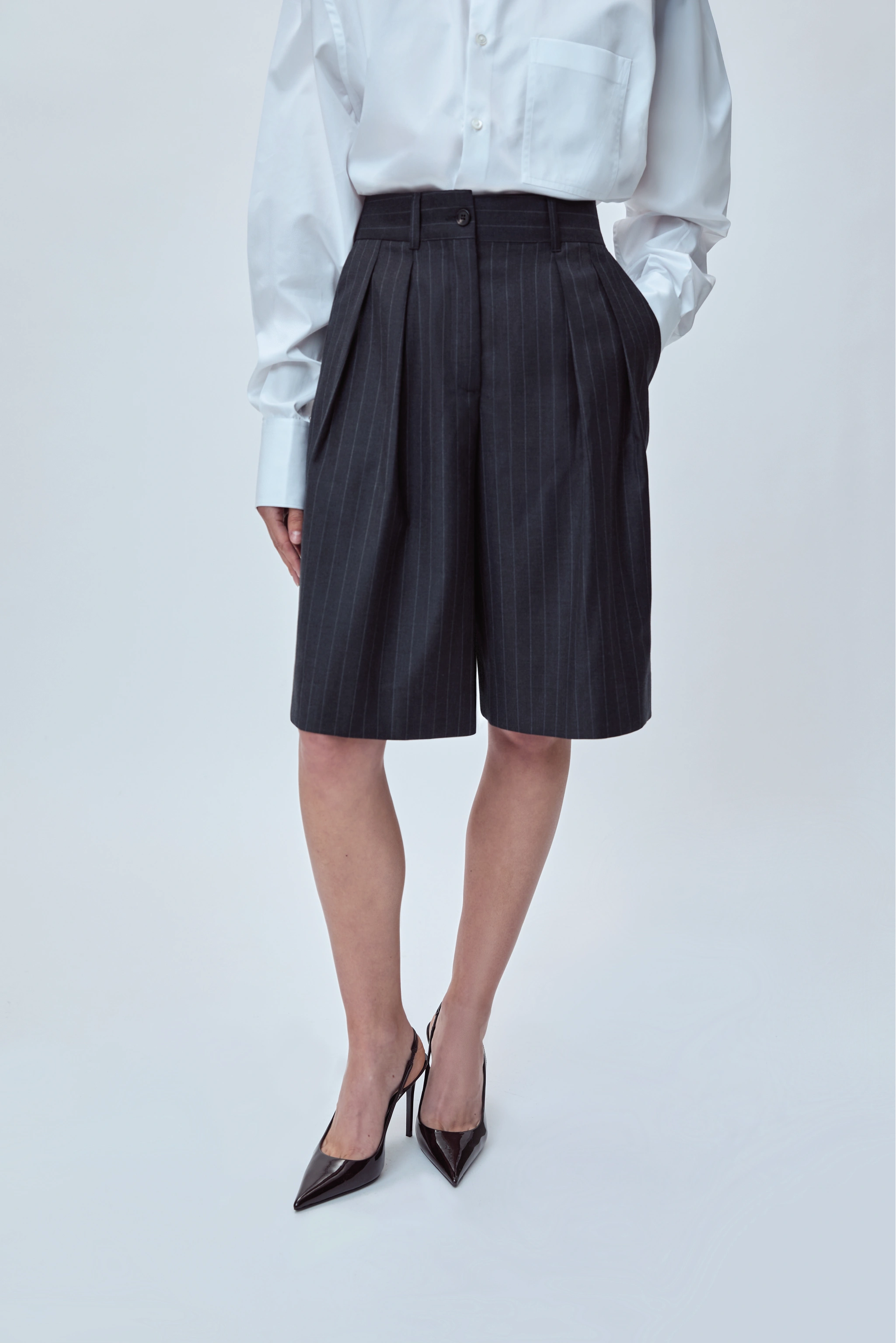 DOUBLE-PLEATED TAILORED SHORT IN VIRGIN WOOL