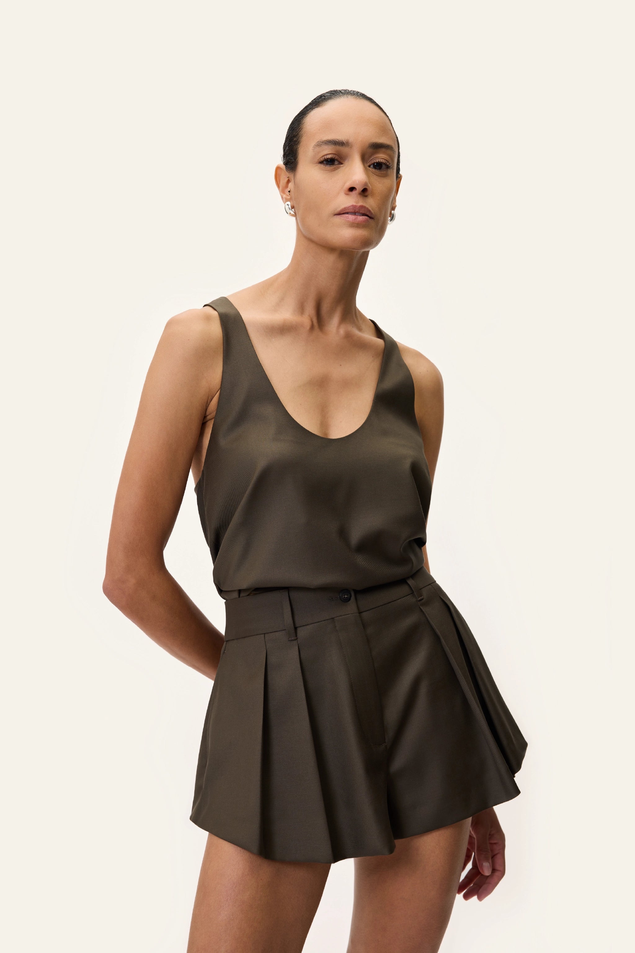 TAILORED MINI-SHORT IN KHAKI