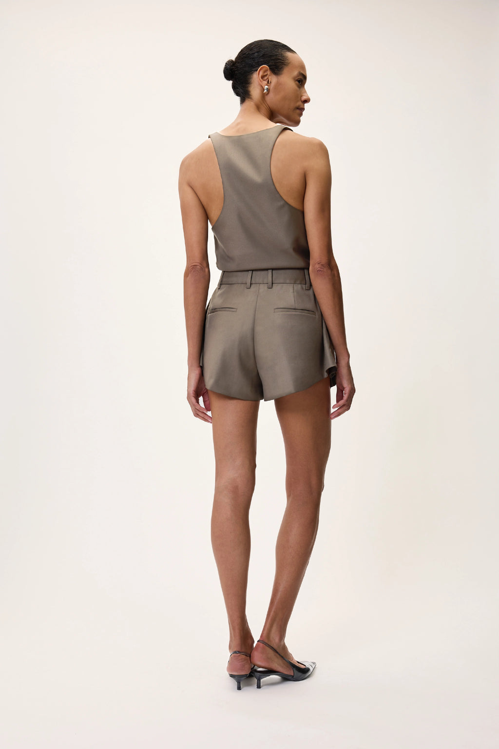 TAILORED MINI-SHORT IN TAUPE