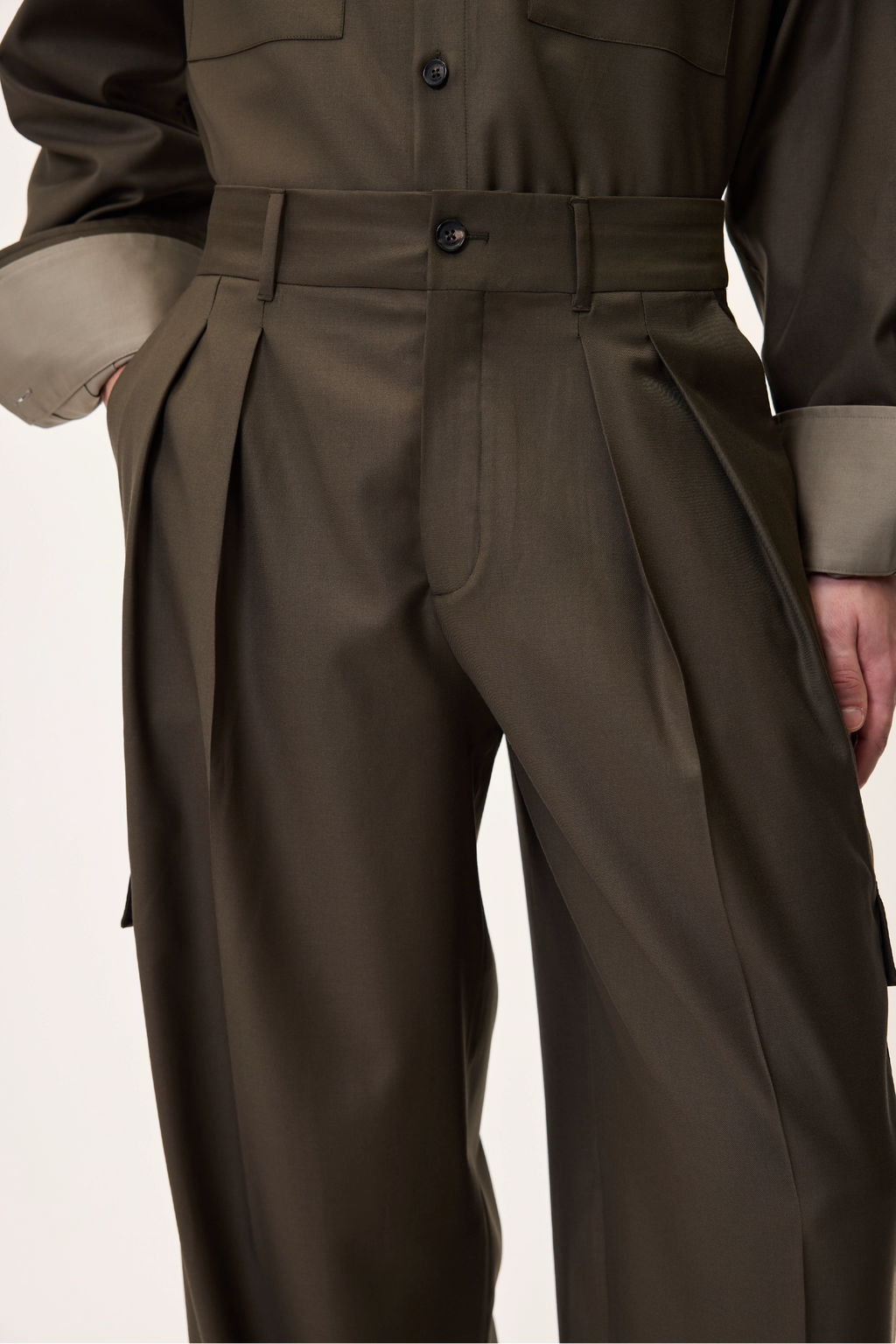 TAILORED PANTS IN KHAKI