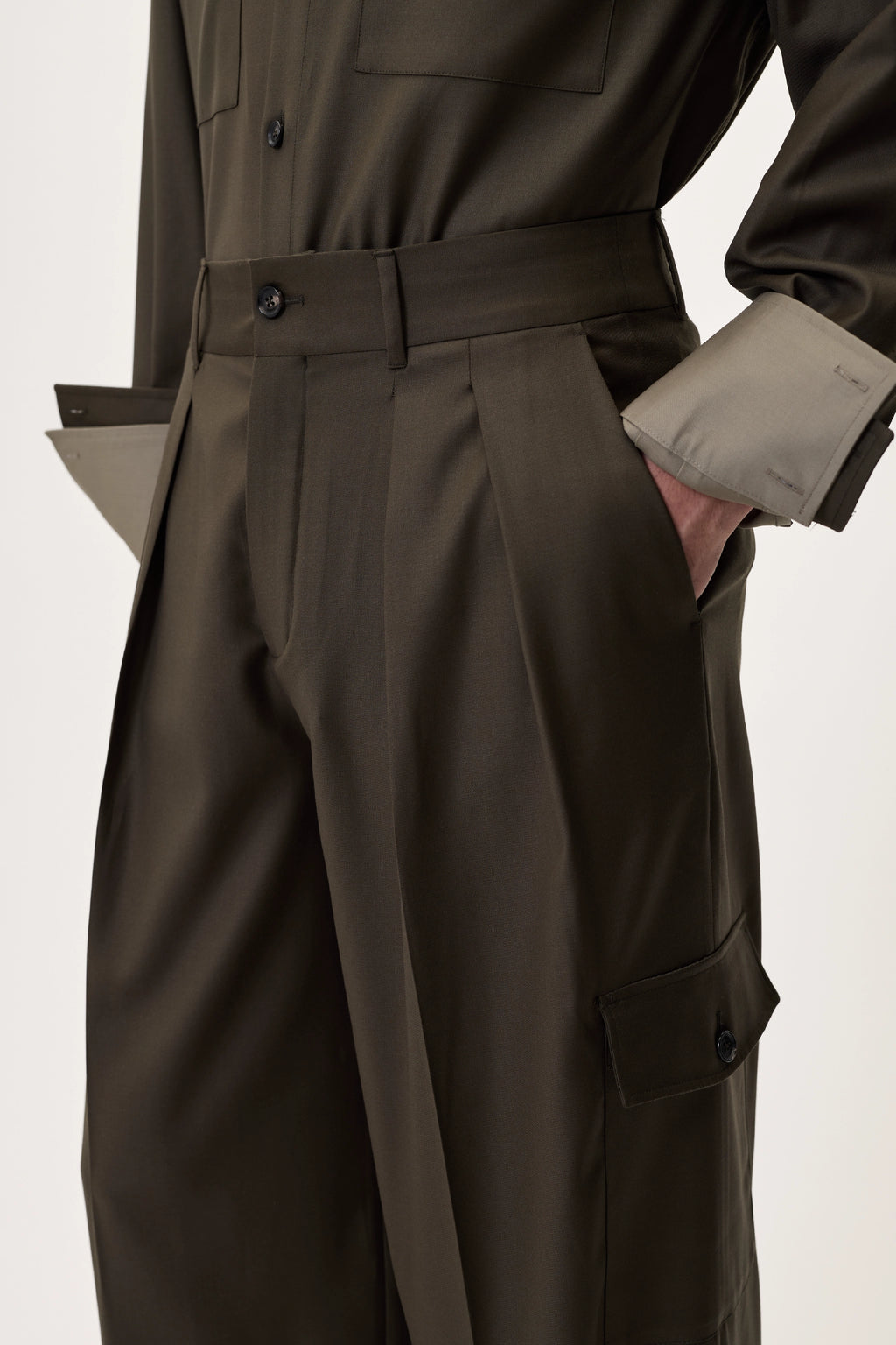 TAILORED PANTS IN KHAKI