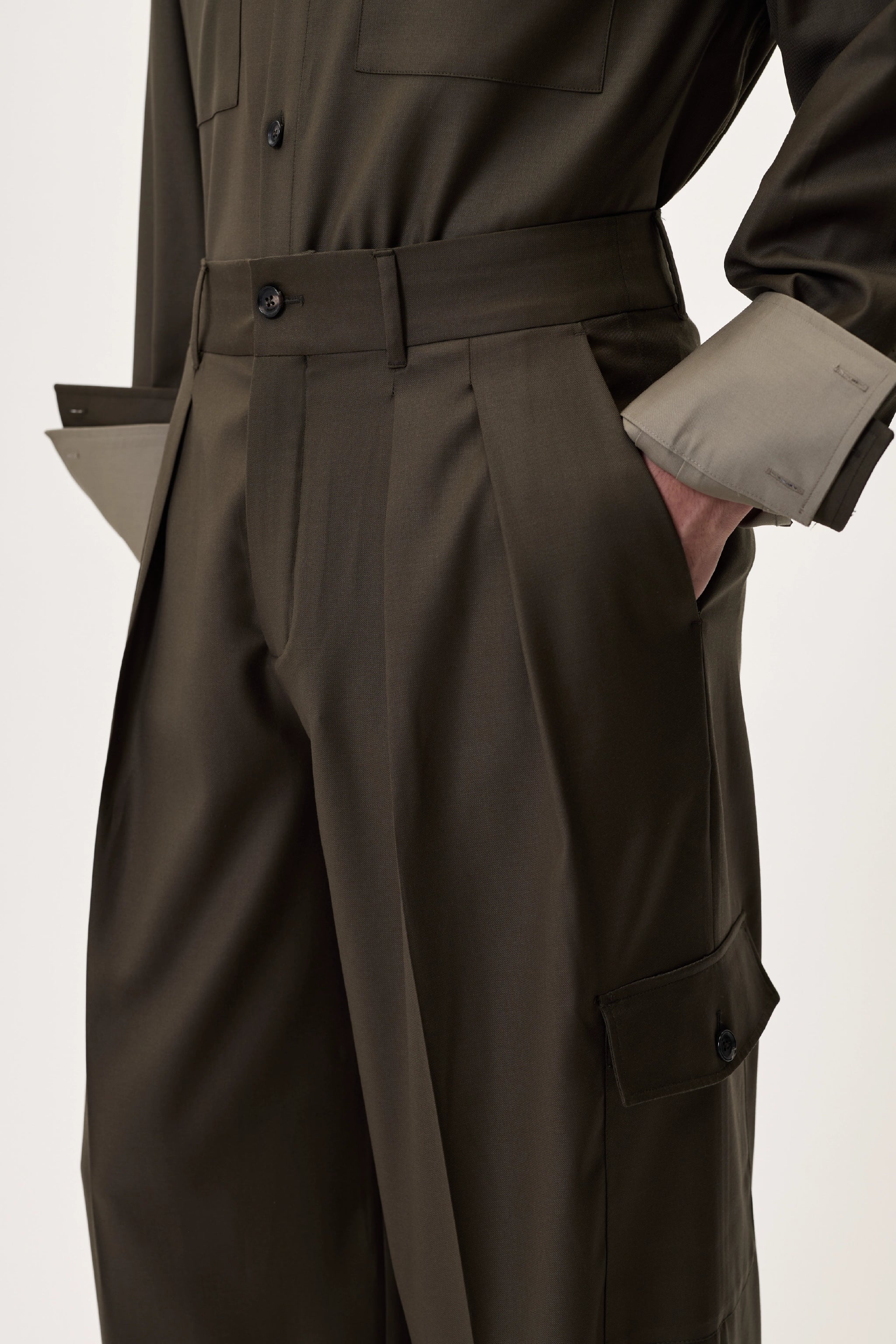 TAILORED PANTS IN KHAKI