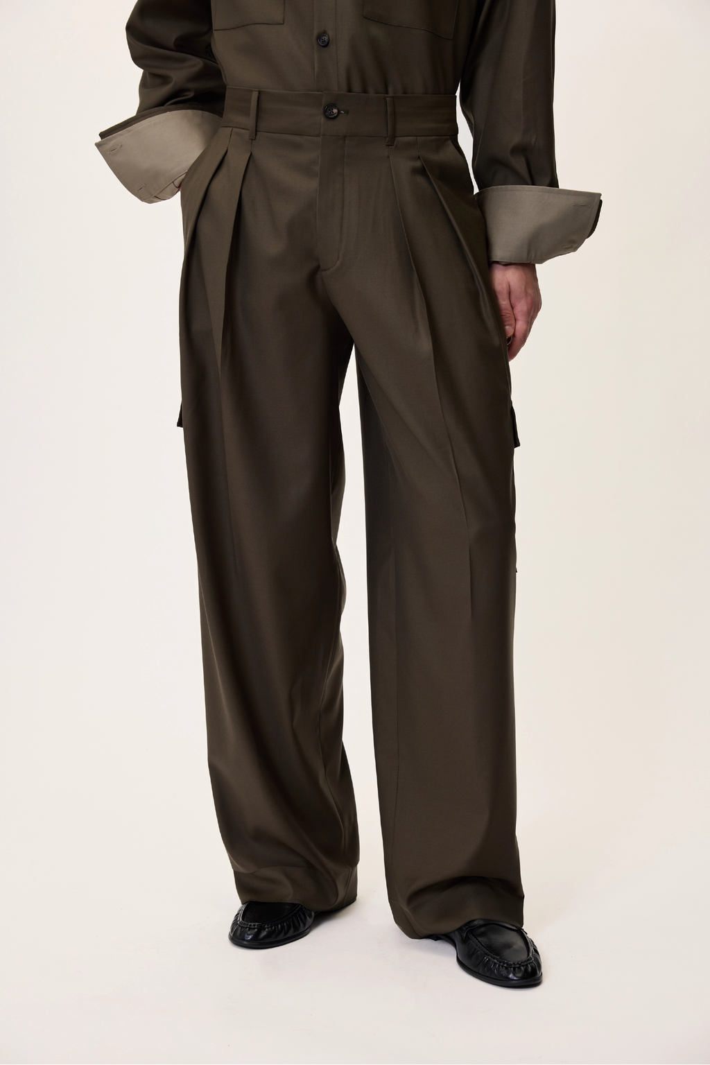 TAILORED PANTS IN KHAKI