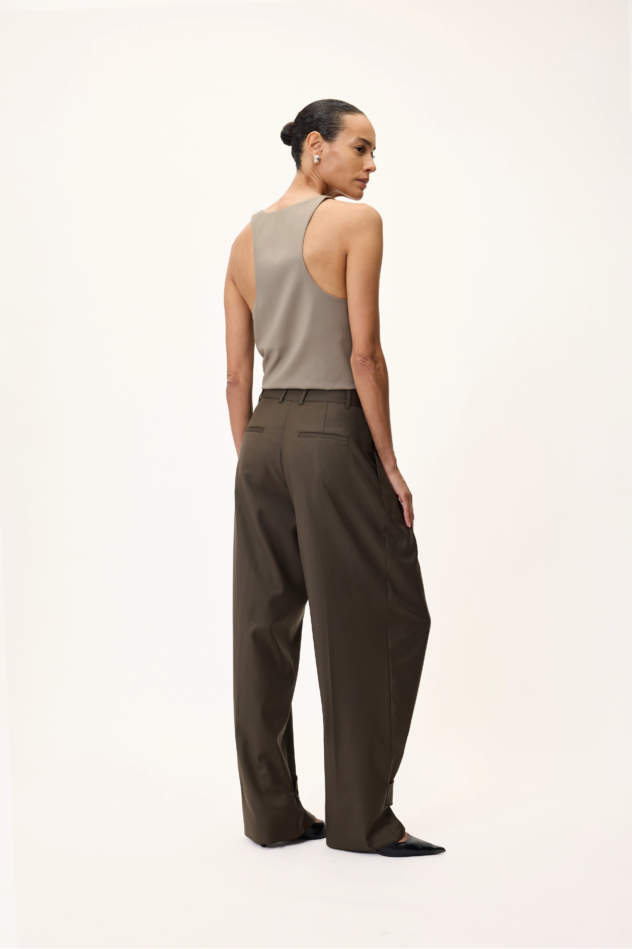 TAILORED PANTS IN KHAKI