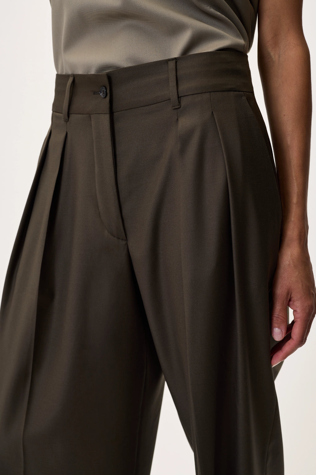 TAILORED PANTS IN KHAKI