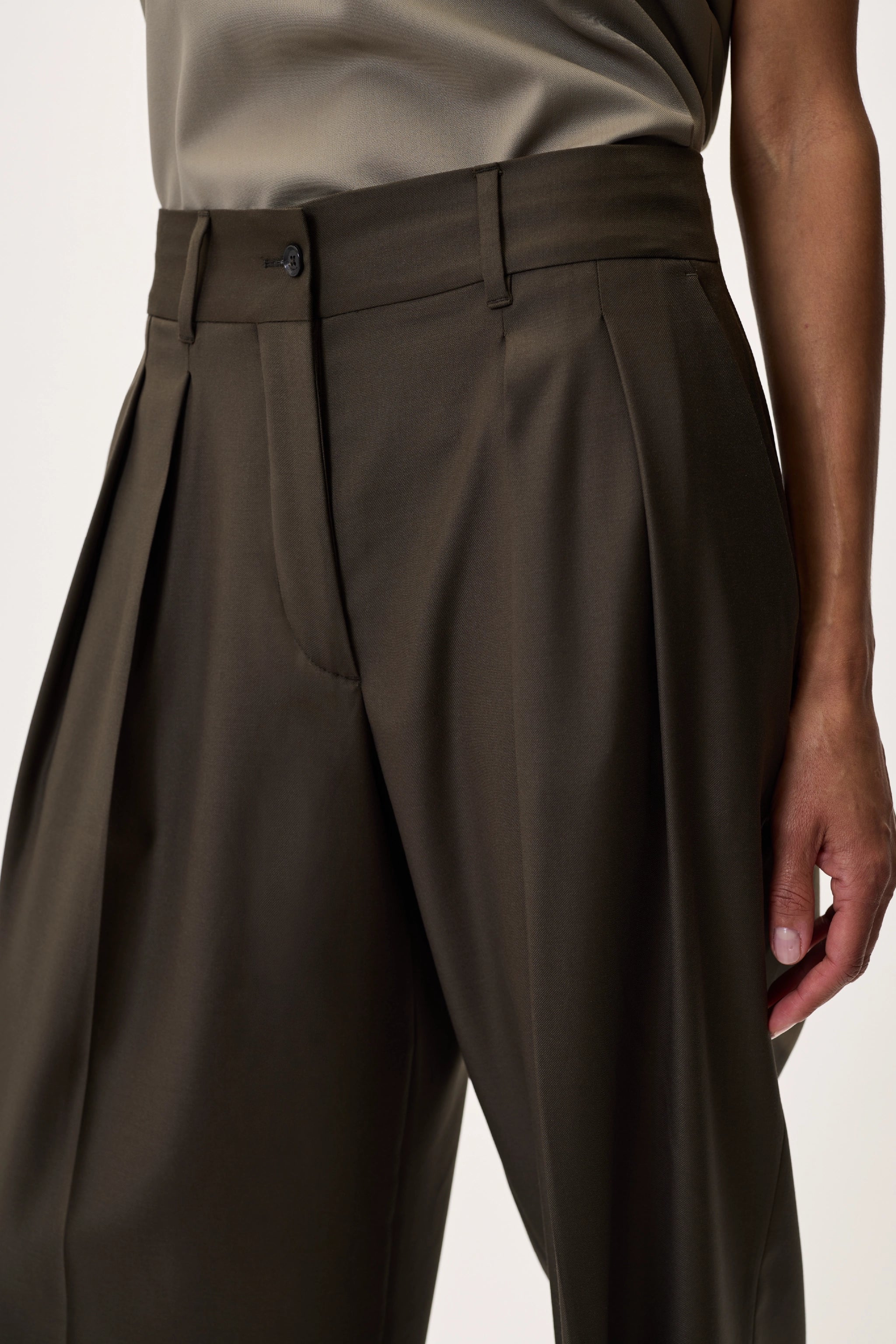 TAILORED PANTS IN KHAKI
