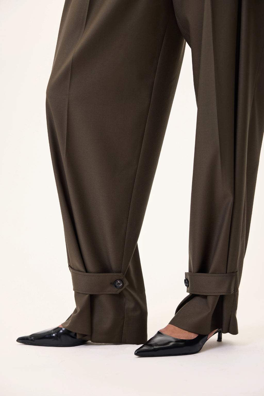 TAILORED PANTS IN KHAKI
