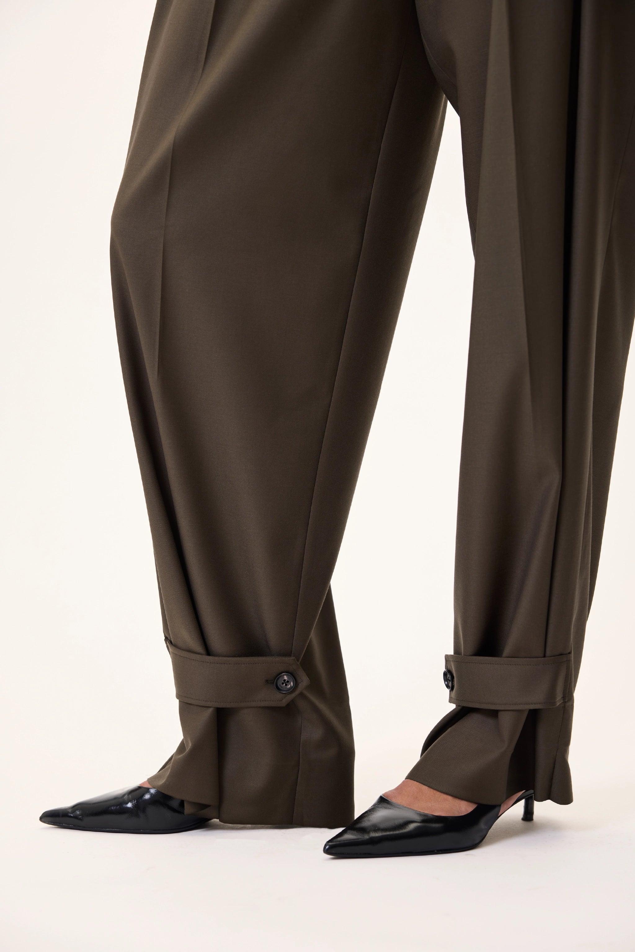 TAILORED PANTS IN KHAKI