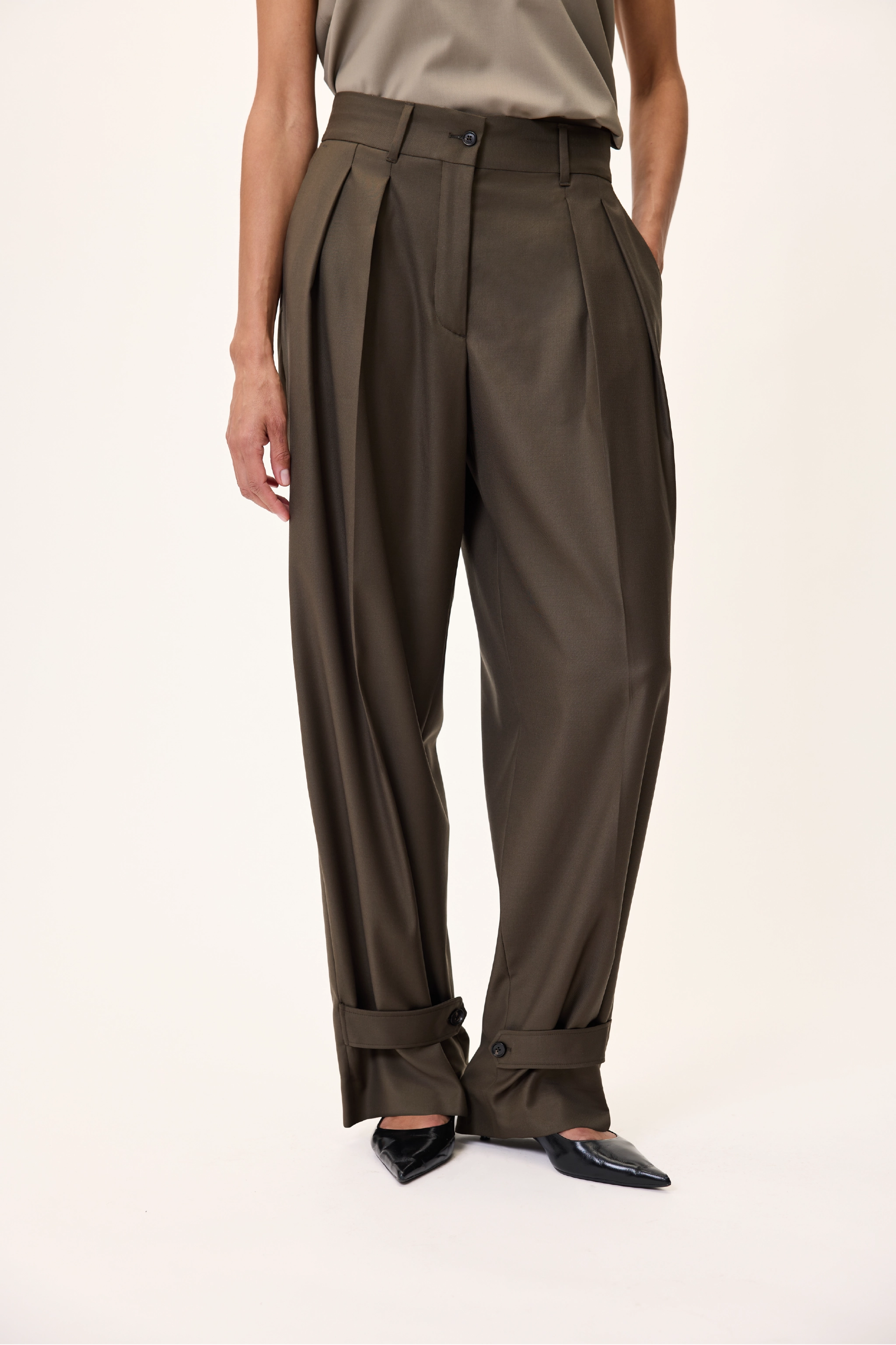 TAILORED PANTS IN KHAKI