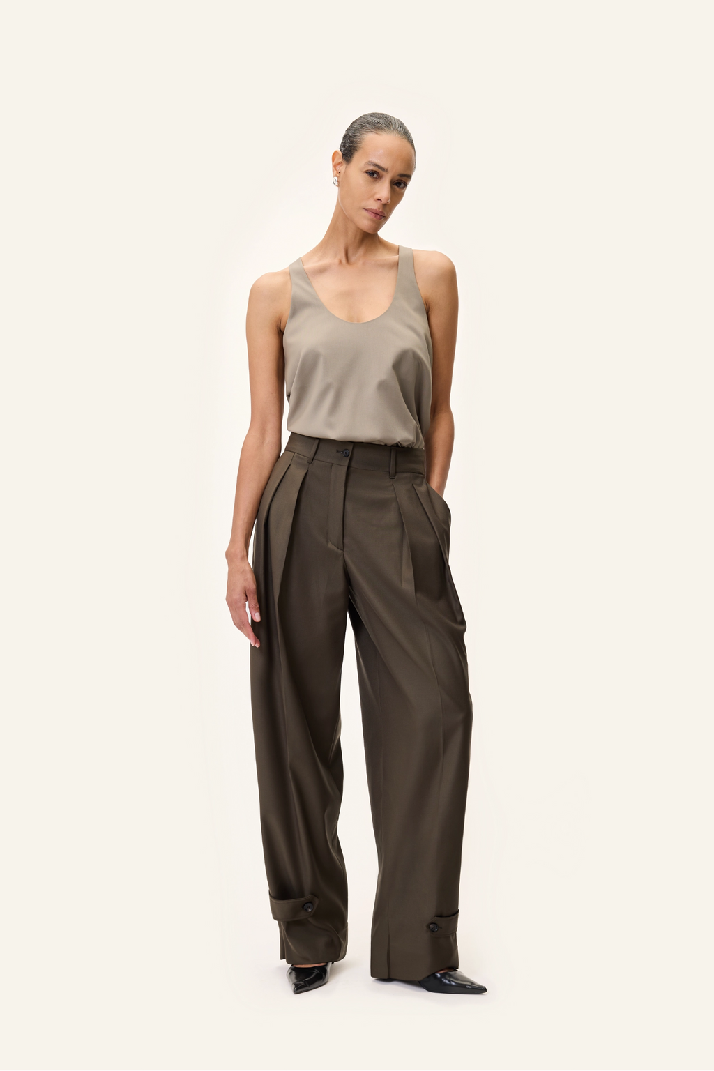 TAILORED PANTS IN KHAKI