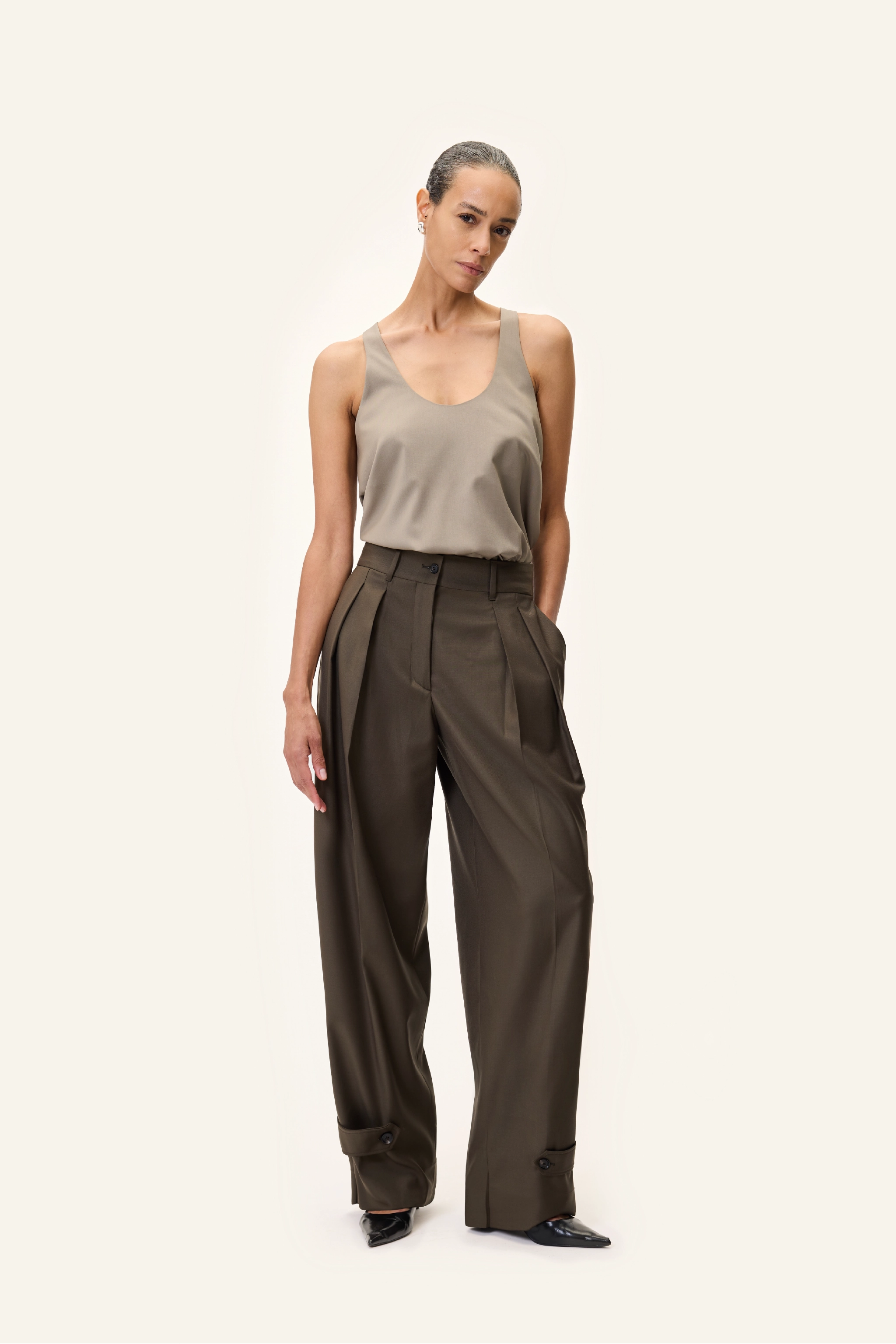TAILORED PANTS IN KHAKI