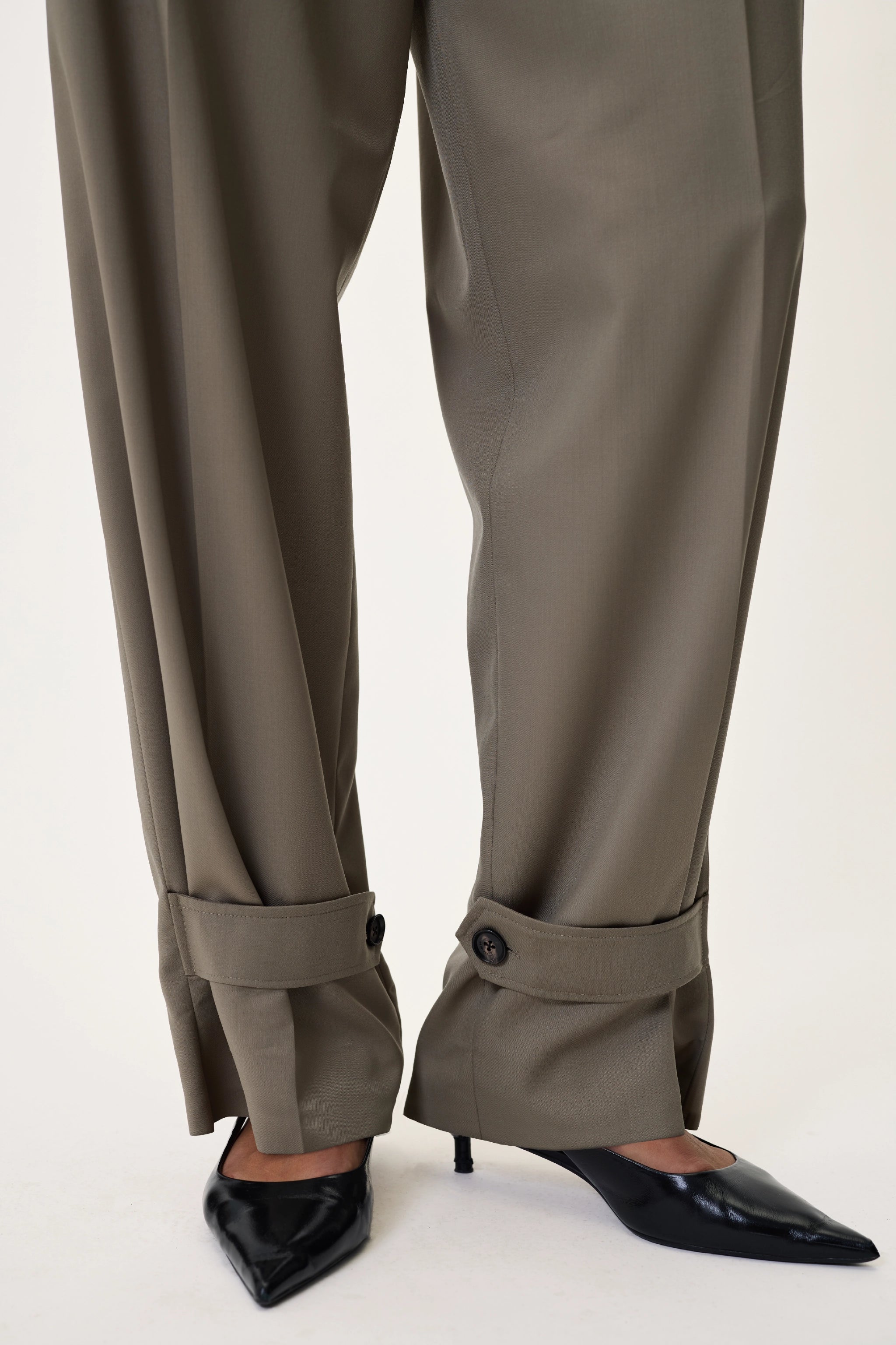 TAILORED PANTS IN TAUPE
