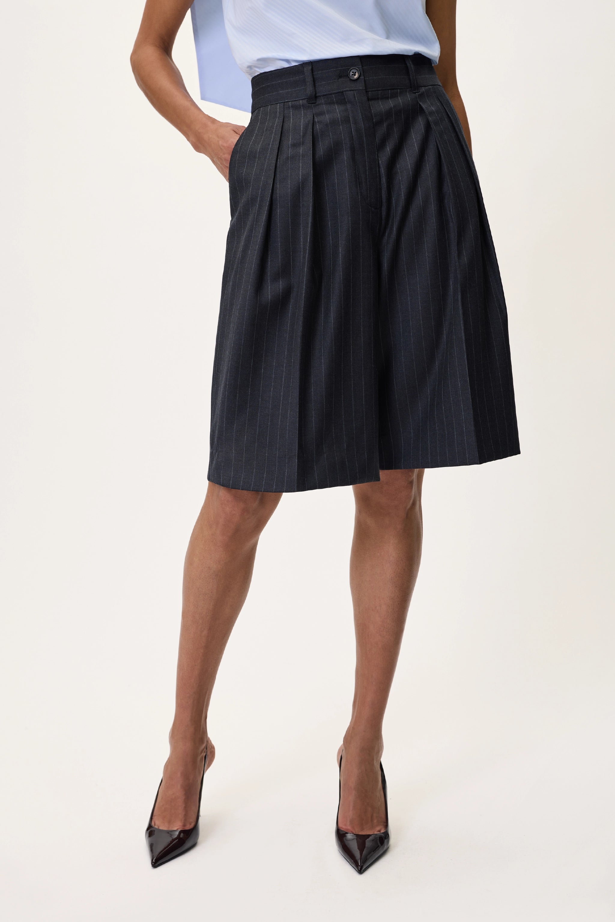 TAILORED SHORT IN NAVY PINSTRIPE