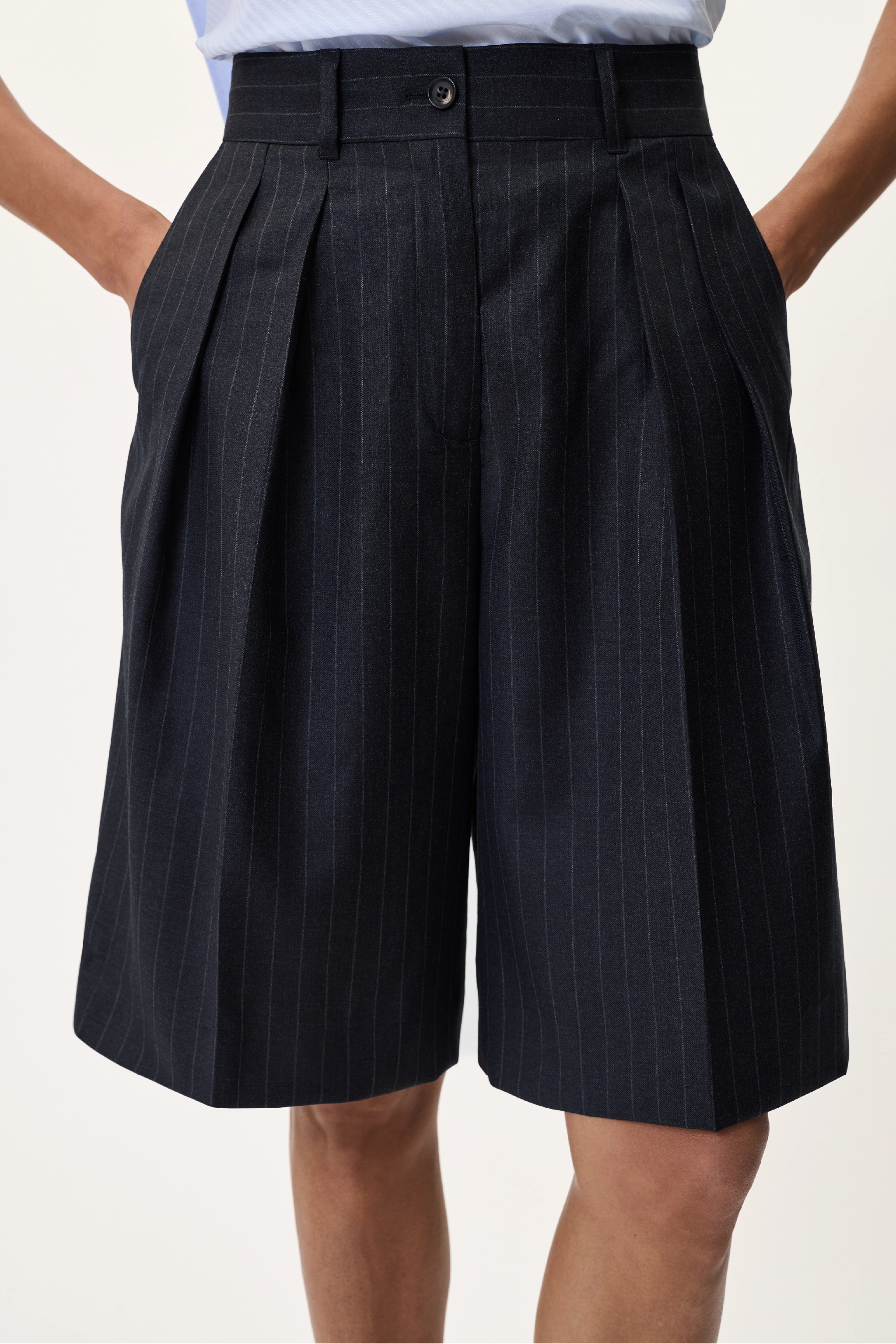 TAILORED SHORT IN NAVY PINSTRIPE
