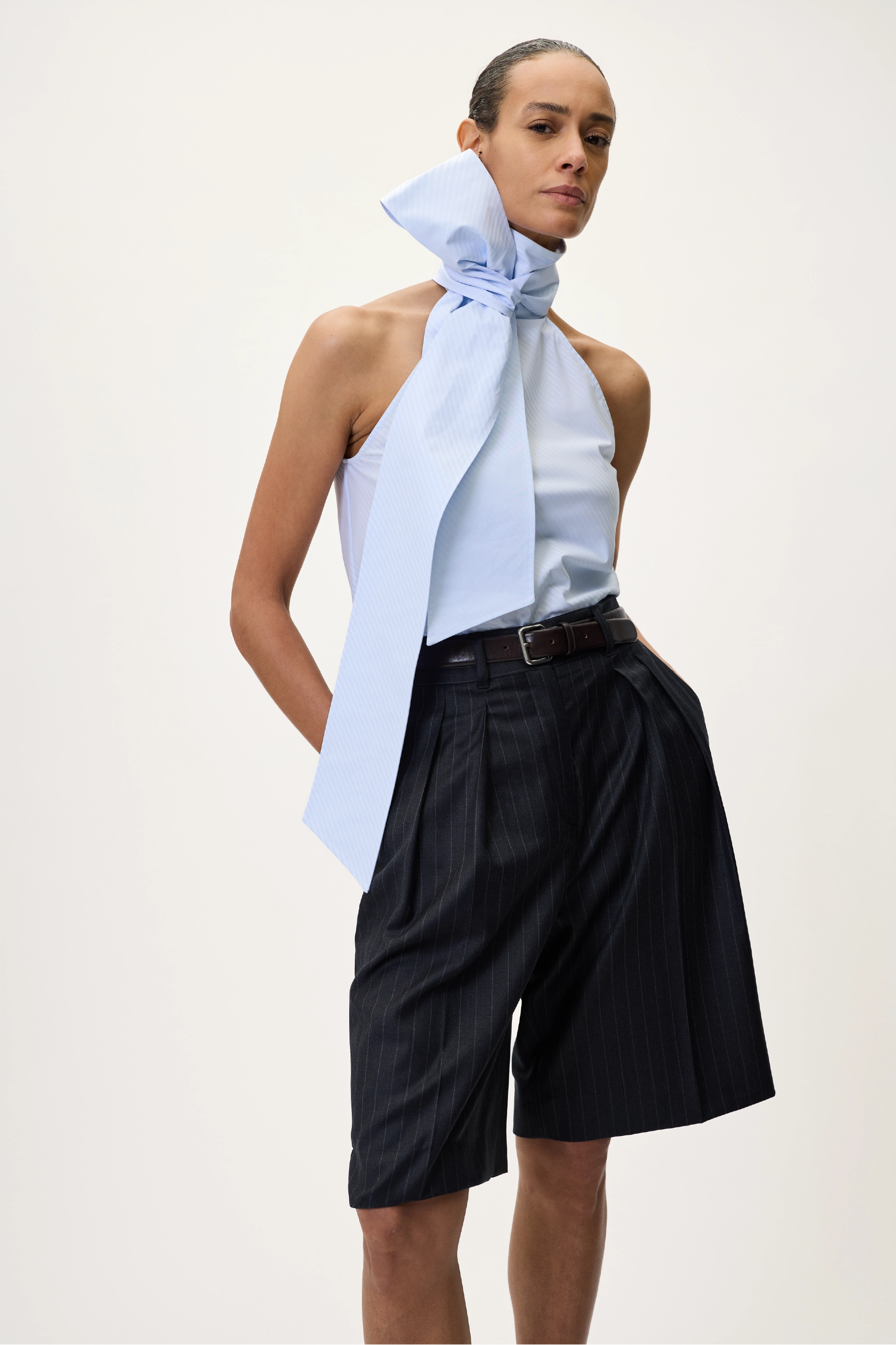 TAILORED SHORT IN NAVY PINSTRIPE