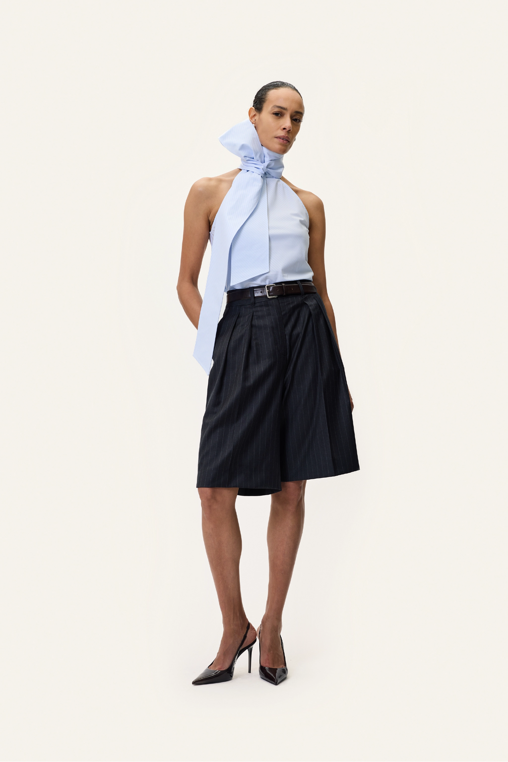 TAILORED SHORT IN NAVY PINSTRIPE