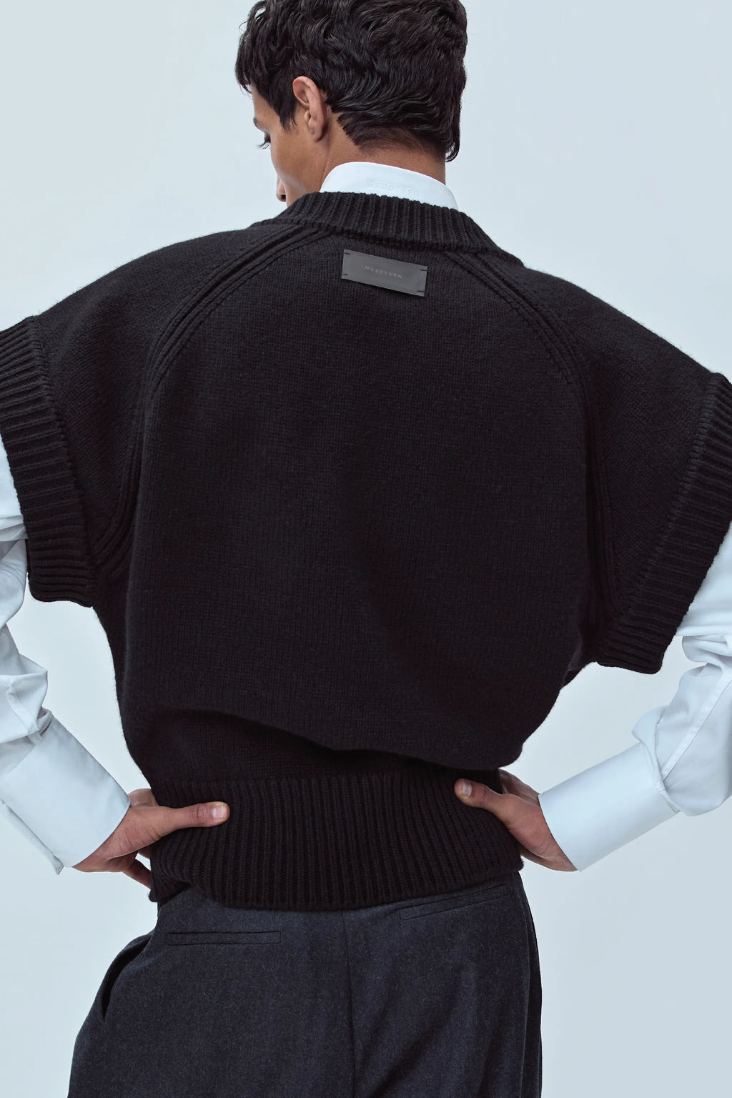 SLEEVELESS KNIT JERSEY IN CASHMERE WOOL