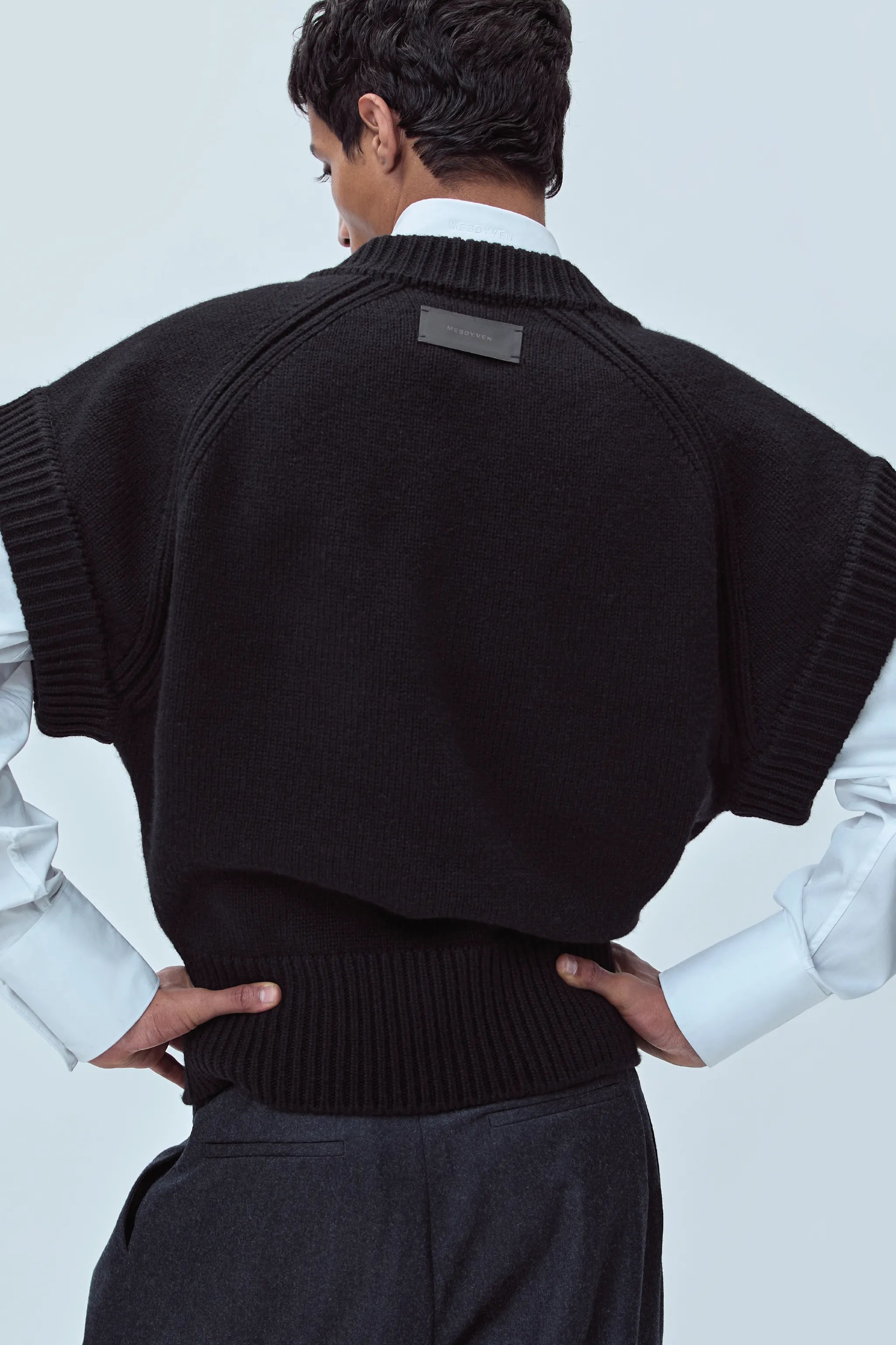 SLEEVELESS KNIT JERSEY IN CASHMERE WOOL